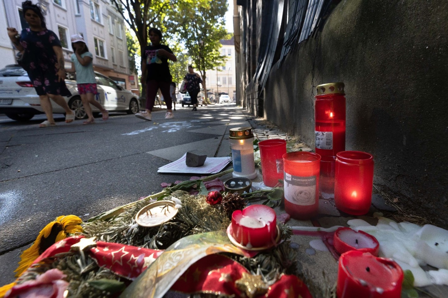 Trauer-Blumen und Kerzen erinnern an den Tod eines 16-Jährigen. Auch Tage nach den tödlichen Schüssen aus einer Polizei-Maschinenpistole auf den Jugendlichen wird heftig über den Fall di...
