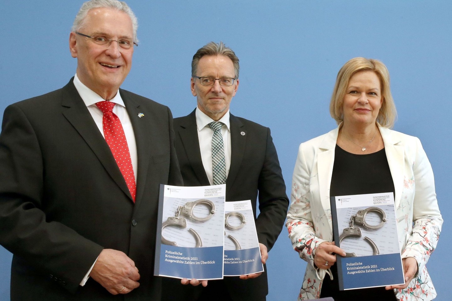 Der Bayerische Innenminister Joachim Herrmann, BKA-Präsident Holger Münch und Bundesinnenministerin Nancy Faeser stellen die Polizeiliche Kriminalstatistik 2021 vor.