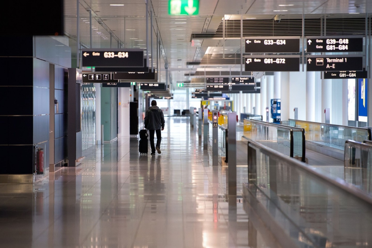 Ein Mann läuft am Flughafen München am Terminal 2 zu seinem Gate. (Archivbild)