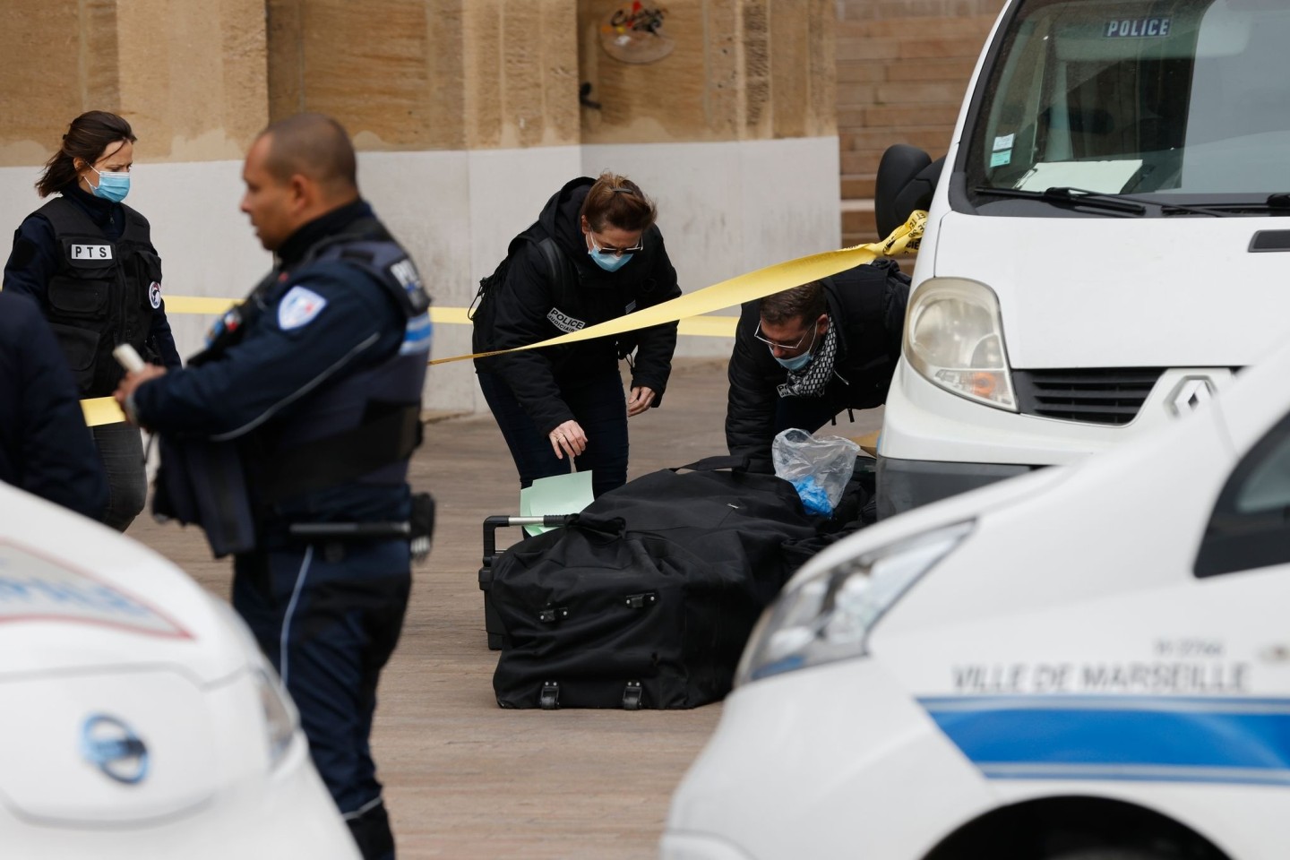 Polizisten am Tatort: In der südfranzösischen Hafenstadt Marseille hat ein Mann Polizisten vor dem Rathaus mit einem Messer bedroht. Der Angreifer ist tot.