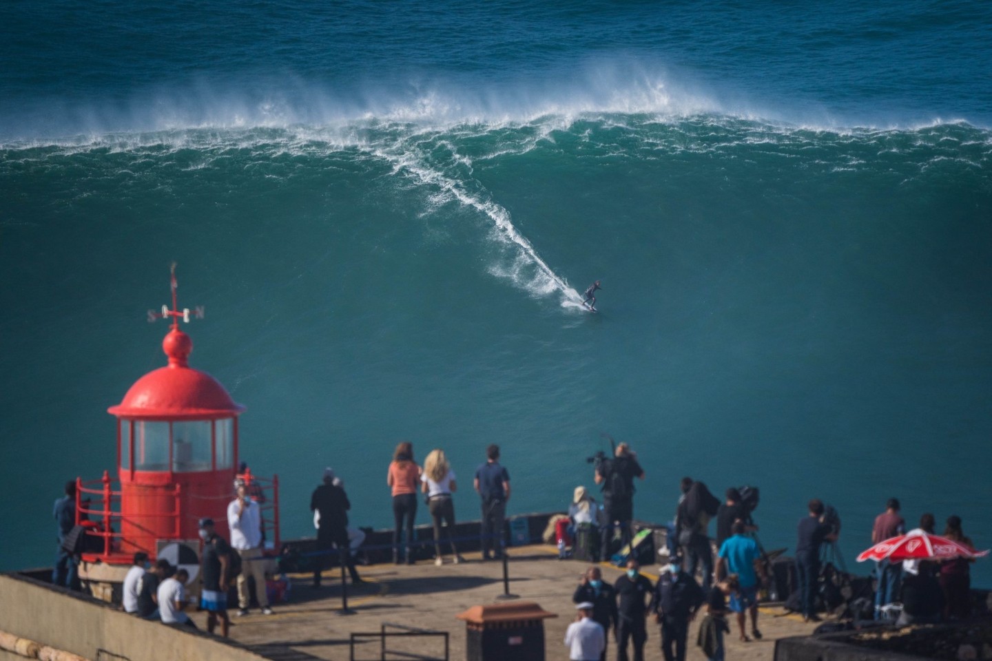 Die Riesenwellen in Portugals Surferparadies Nazaré ziehen Surfer aus der ganzen Welt an.