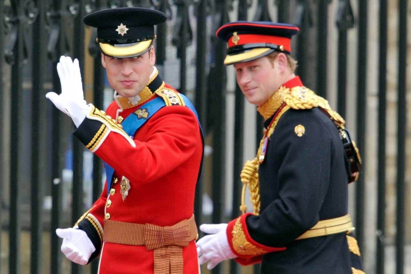 Prinz William (l) trifft mit seinem Bruder Harry als Trauzeugen zu seiner kirchlichen Trauung im April 2011 vor der Westminster Cathedral in London ein.