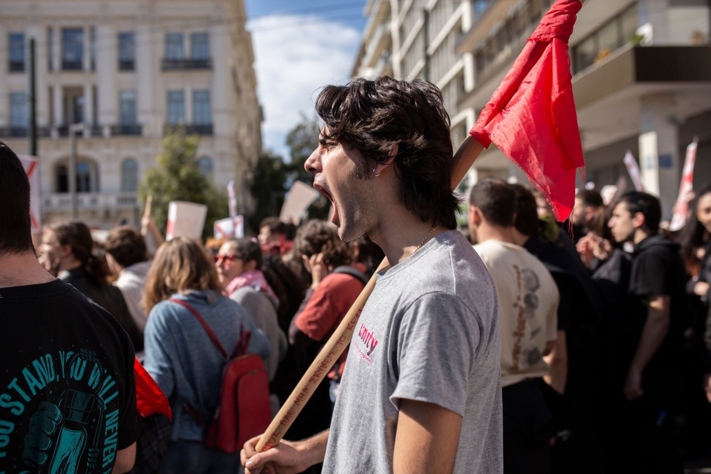 Demonstranten in Athen: Die großen Gewerkschaften des Landes hatten zu dem Streik aufgerufen. Wegen des schweren Zugunglücks mit 57 Toten vergangene Woche steht vor allem die Privatisierun...