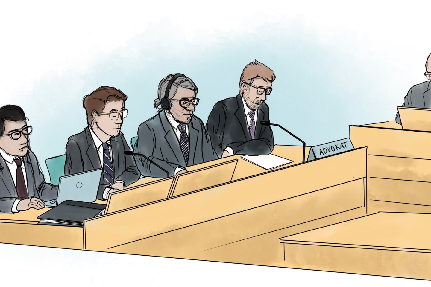 Eine Gerichtszeichnung zeigt den Angeklagten (3.v.l) zusammen mit seinem Anwalt Bjorn Hurtigin (l).