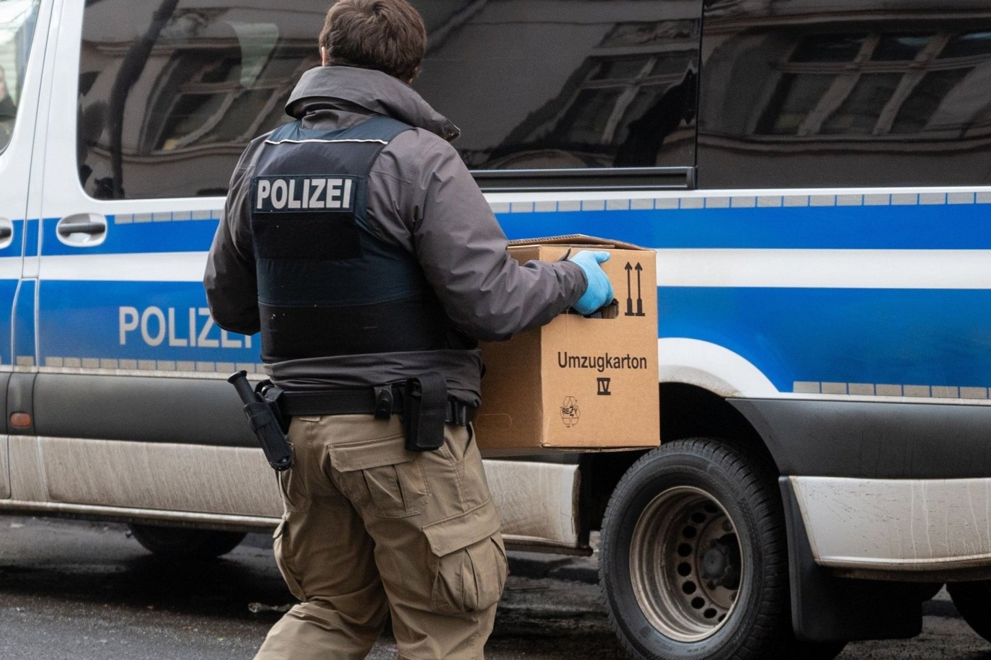 Ein Polizist Mitte Februar bei einer Razzia im Berliner Stadtteil Neukölln.