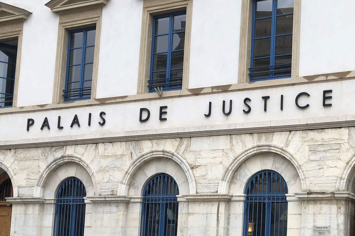 Im südfranzösischen Valence steht ein 48 Jahre alter Mann vor Gericht, der zwei Personalleiterinnen und eine Arbeitsamtsmitarbeiterin erschossen haben soll.