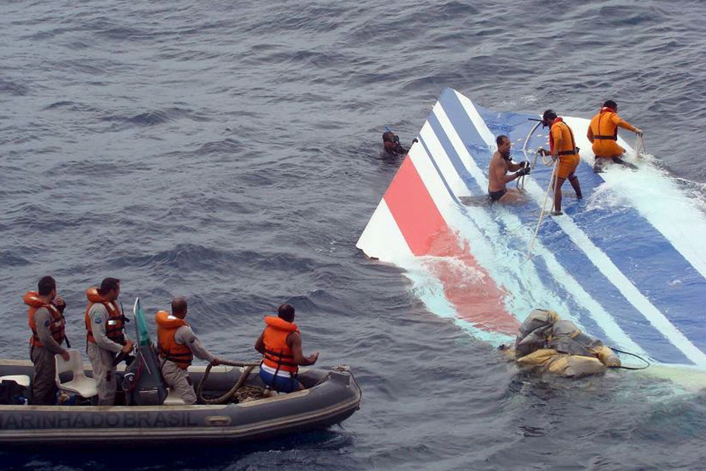 Ein Wrackteil der abgestürzten Air-France-Maschine AF 447 wird am 08.06.2009 von der brasilianischen Marine im Atlantik geborgen.