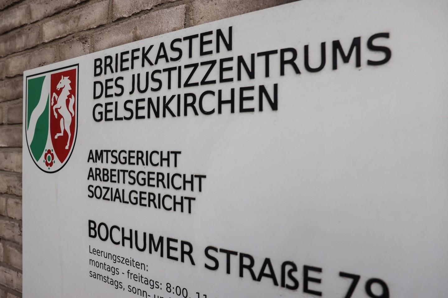 Nach dem Tod eines zweijährigen Jungen in einer Mini-Kita in Gelsenkirchen stehen zwei Tagesmütter vor Gericht.