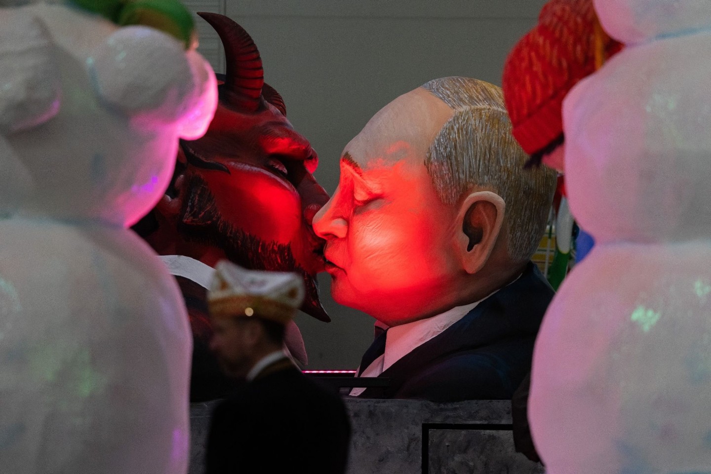 Ein Mottowagen, der Russlands Präsidenten Wladimir Putin küssend mit dem Teufel zeigt, wird beim Richtfest für den Kölner Rosenmontagszug vorgestellt.