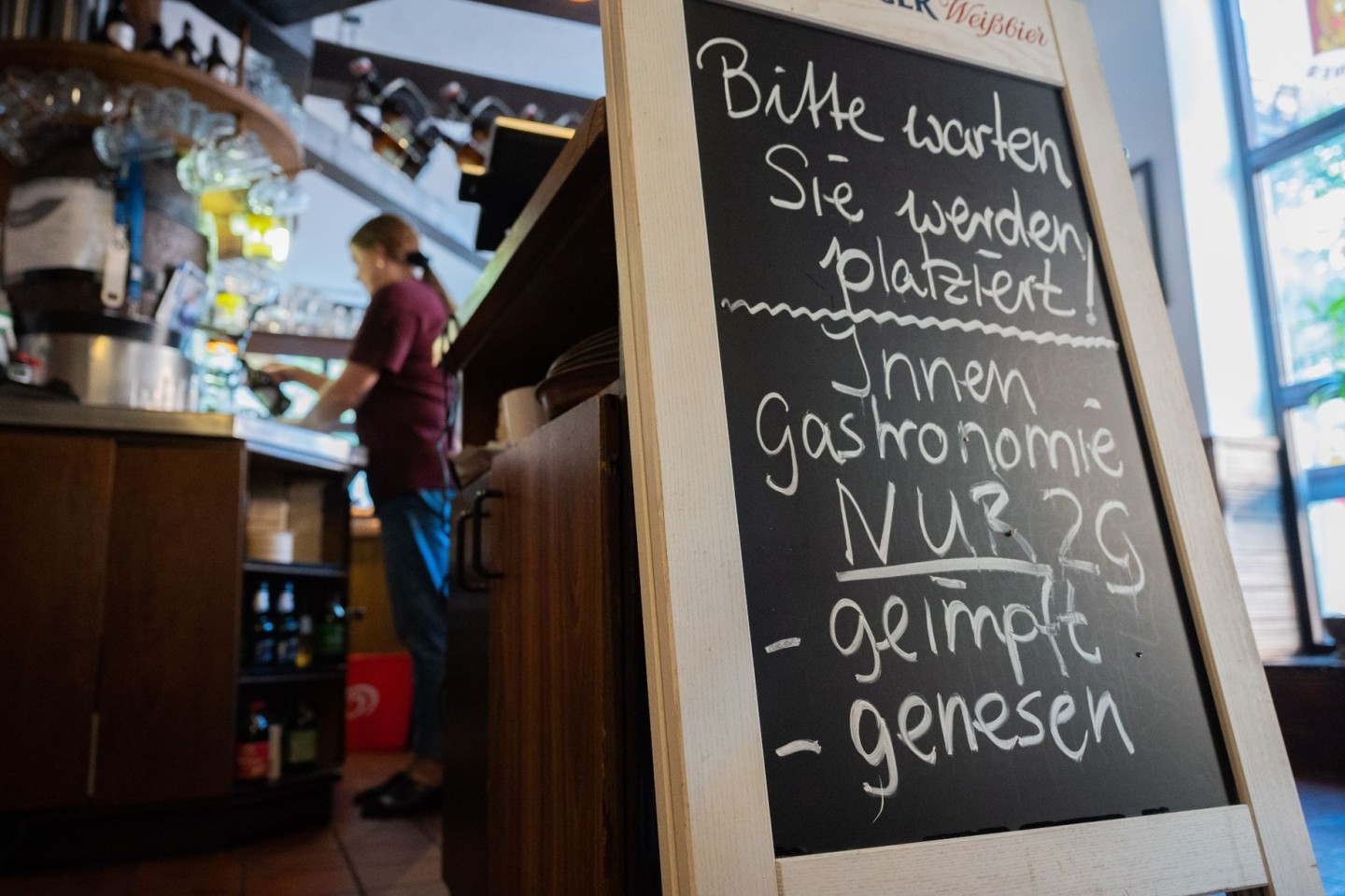 Eine Tafel mit der Aufschrift «Innengastronomie - Nur 2G - geimpft - genesen» steht in Schadt’s Brauerei Gasthaus.