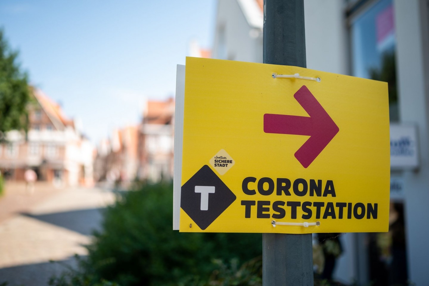 Ein Schild weist den Weg zu einem Testzentrum in der Lüneburger Innenstadt.