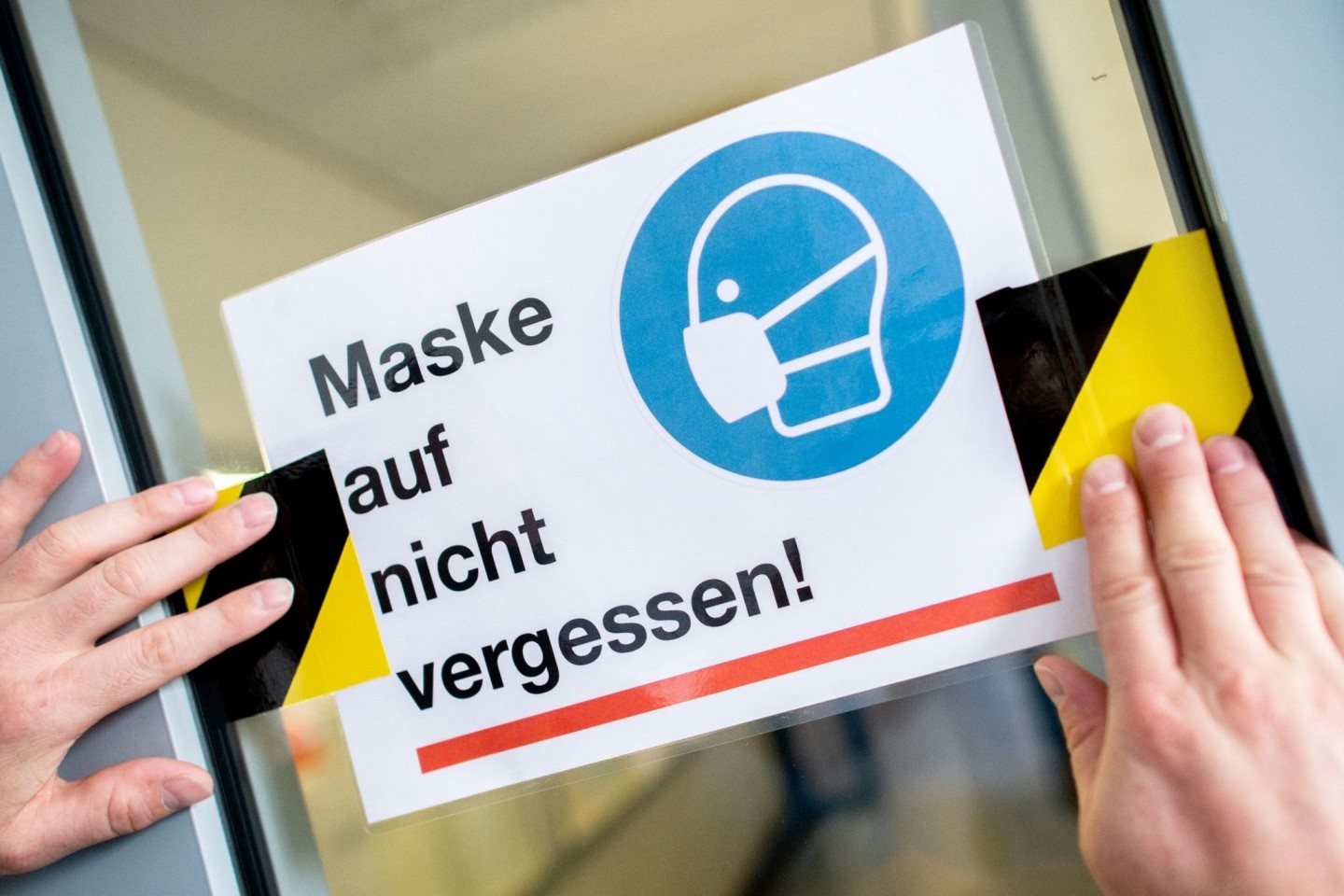 Schild mit der Aufschrift «Maske auf nicht vergessen!» im Neuen Gymnasium in Oldenburg.