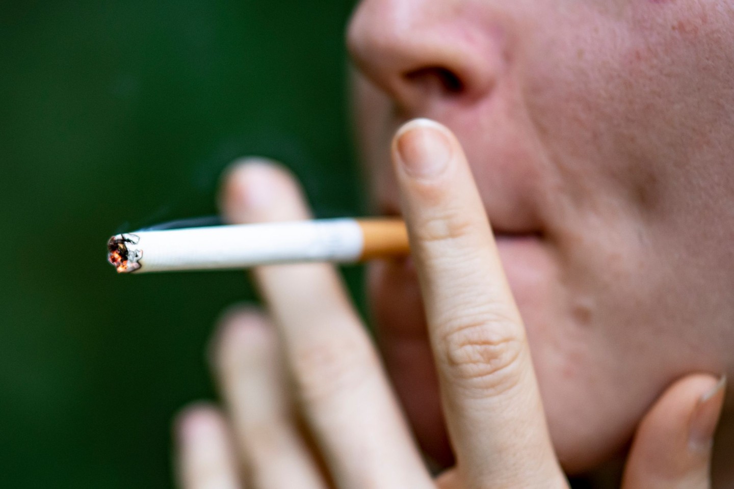 Forschende sehen einen Zusammenhang bei Rauchern und einem höheren Risiko für schwere Covid-Verläufe.