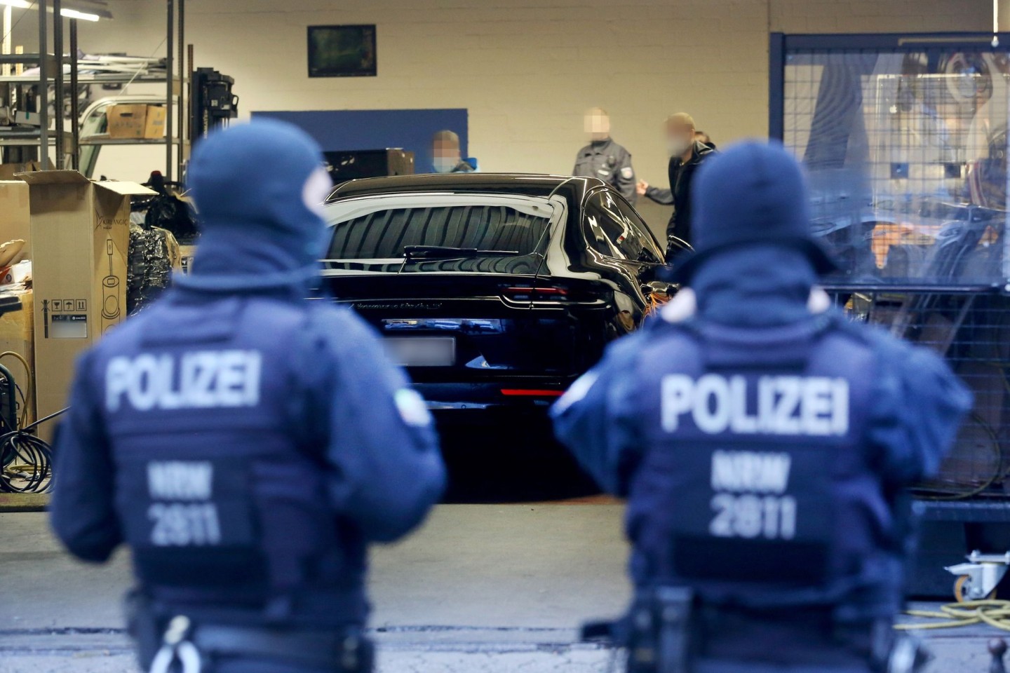 Polizisten untersuchen Räumlichkeiten in einem Gewerbegebiet in Ratingen.