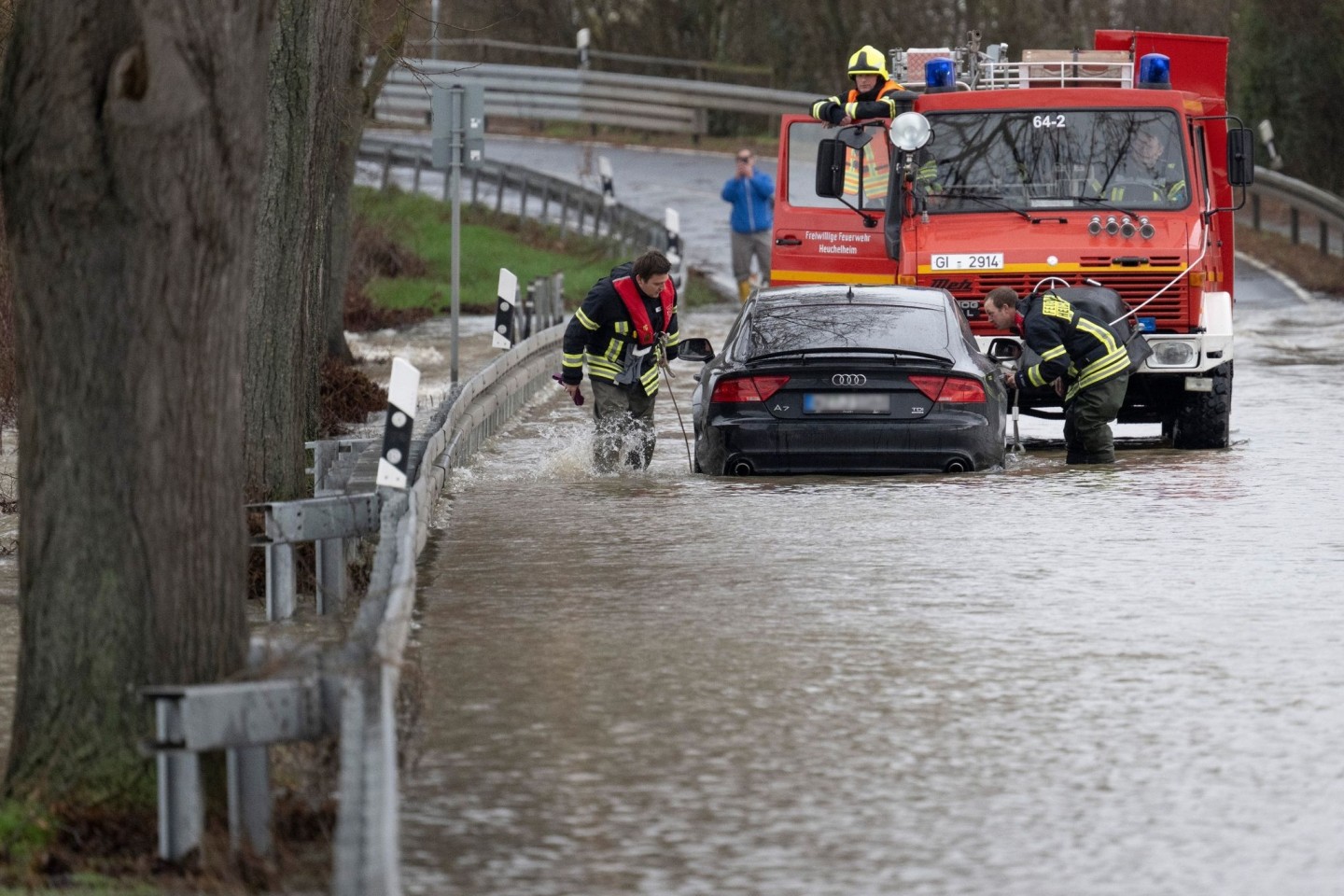 Feuerwehrleute der Freiwilligen Feuerwehr Heuchelheim ziehen einen Audi aus dem Wasser.