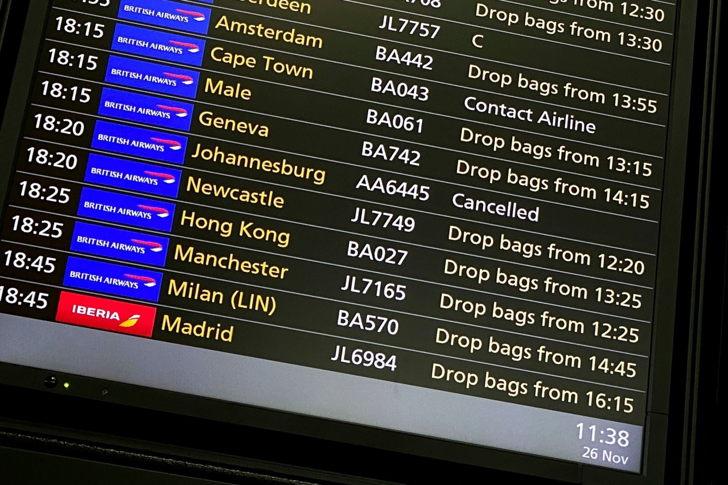 Auf einer Abflugsanzeige ist zu lesen, dass der Flug nach Johannesburg in Südafrika annulliert wurde.
