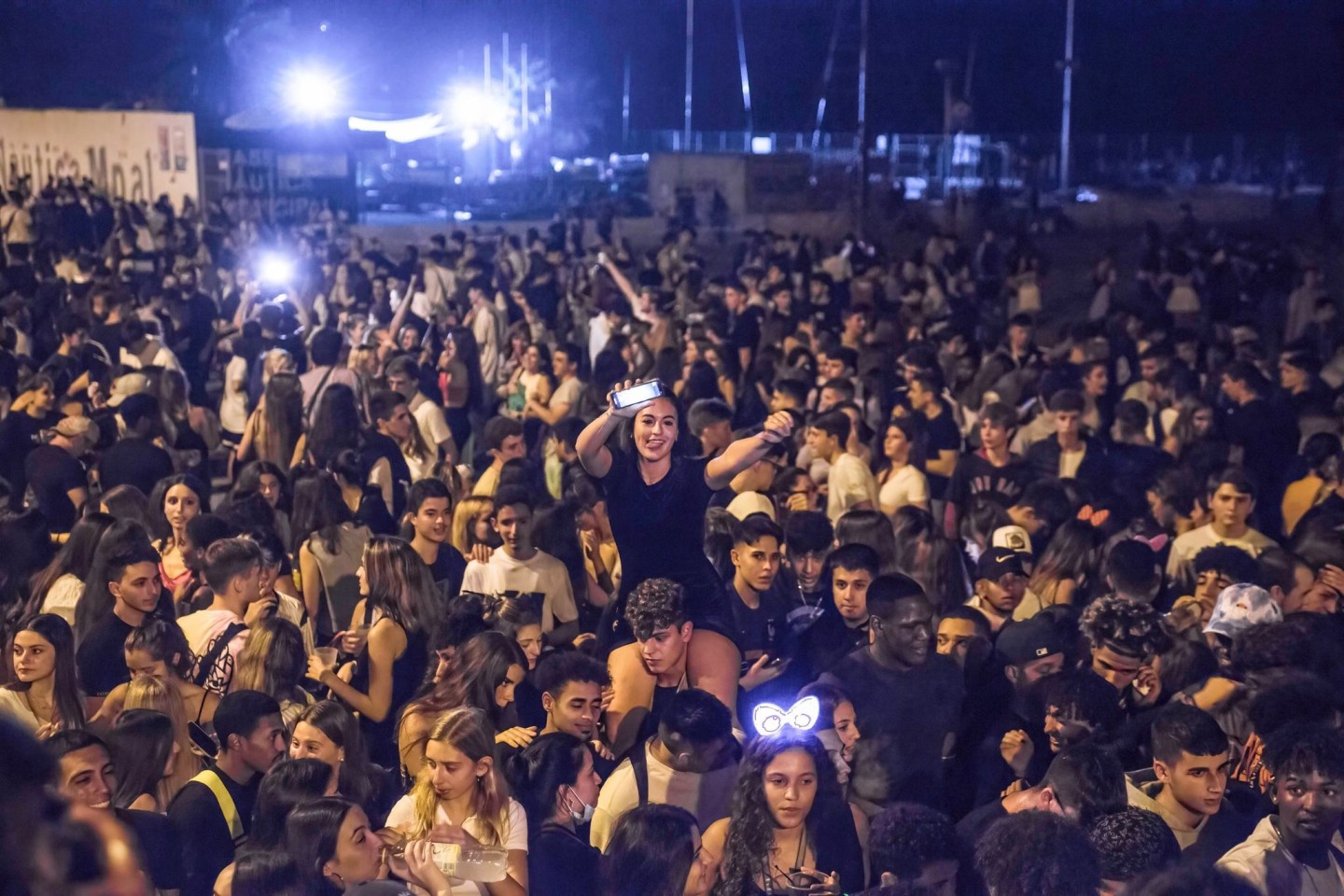 In der katalanischen Hauptstadt haben sich am Wochenende Zehntausende junge Leute zu riesigen Partys getroffen.