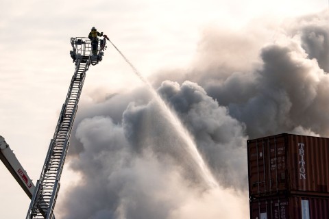 Riesige Rauchwolken über Hamburg - Schrott im Hafen brennt