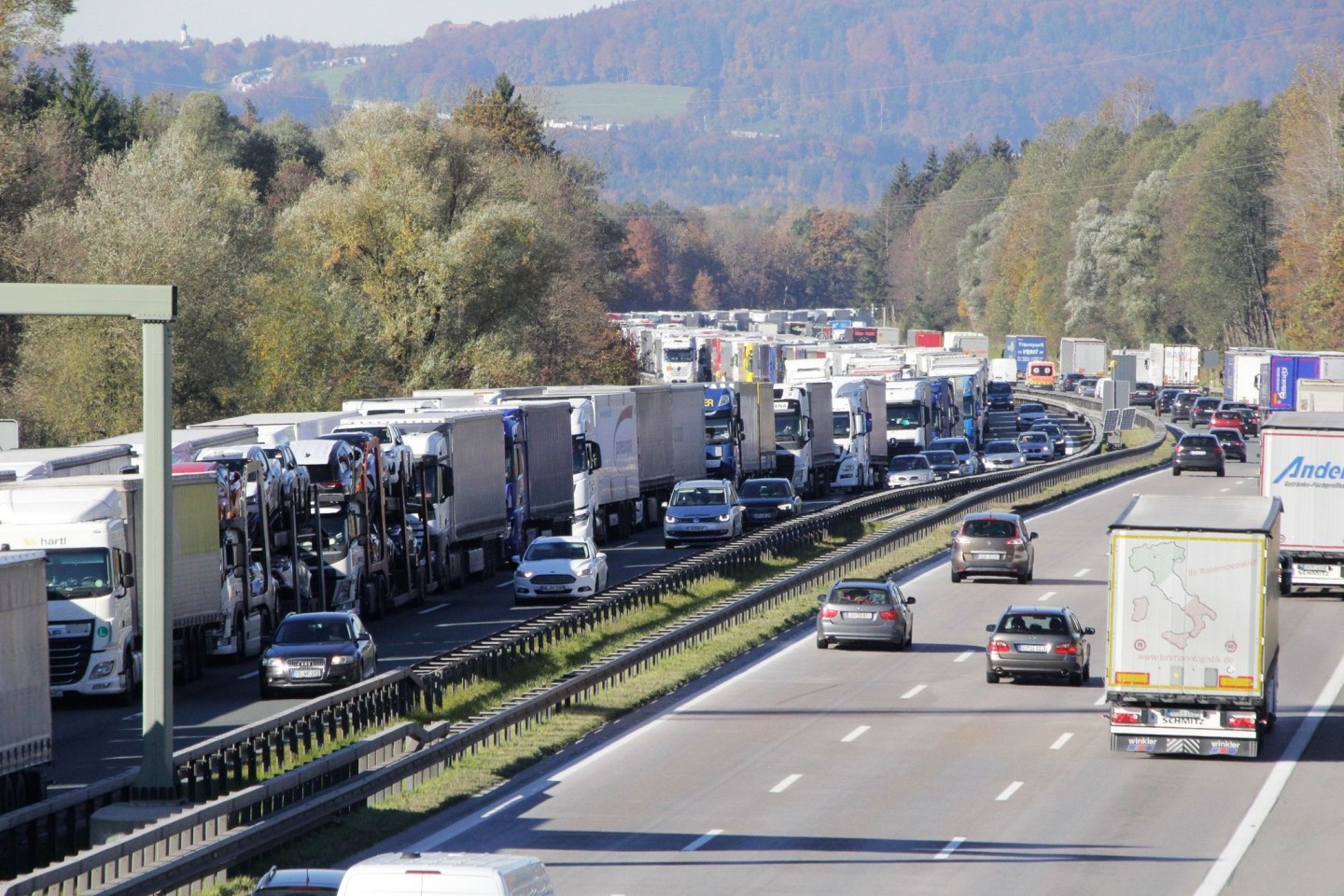 Lastwagen an Lastwagen im Inntal auf der Autobahn 8 in Richtung Österreich.