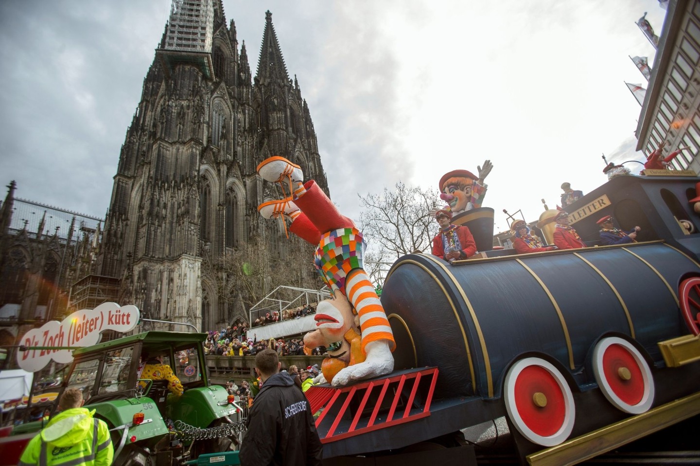 Karneval in Köln (Archiv). Ein «normaler Rosenmontagszug mit Hunderttausenden von Zuschauern» wird 2022 voraussichtlich nicht möglich sein.