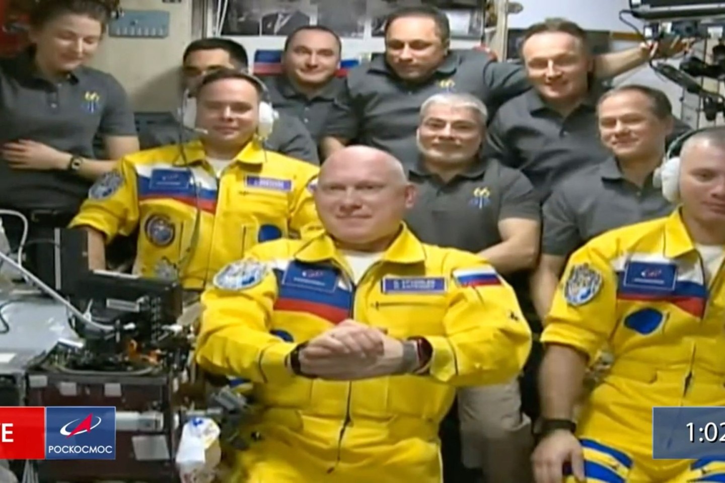 Sicher angekommen: Die drei Kosmonauten sind in Empfang genommen worden. Das Videostandbild wurde von Roskosmos zur Verfügung gestellt.