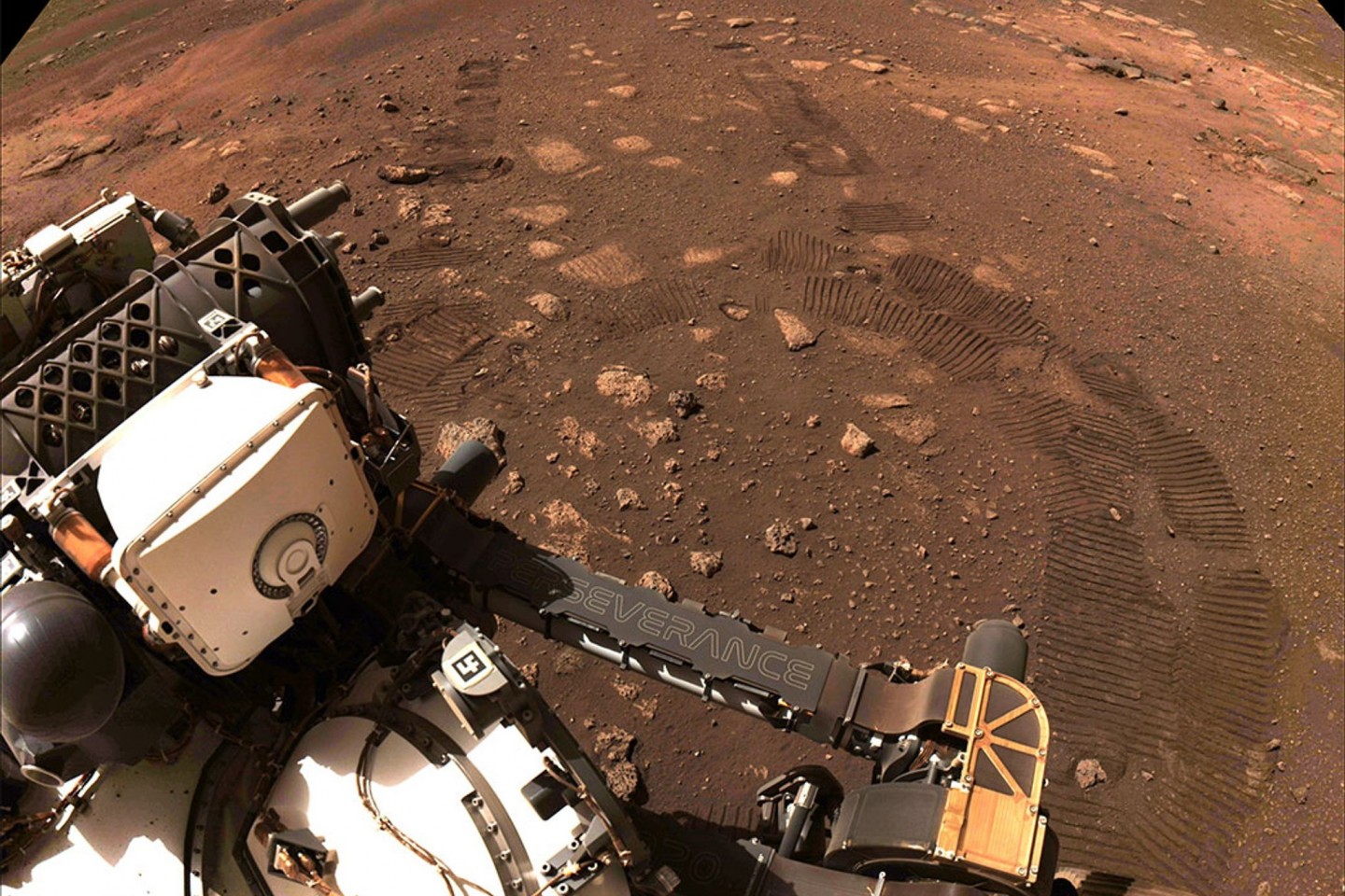 Der Rover «Perseverance» der NASA fährt über den Planeten Mars.