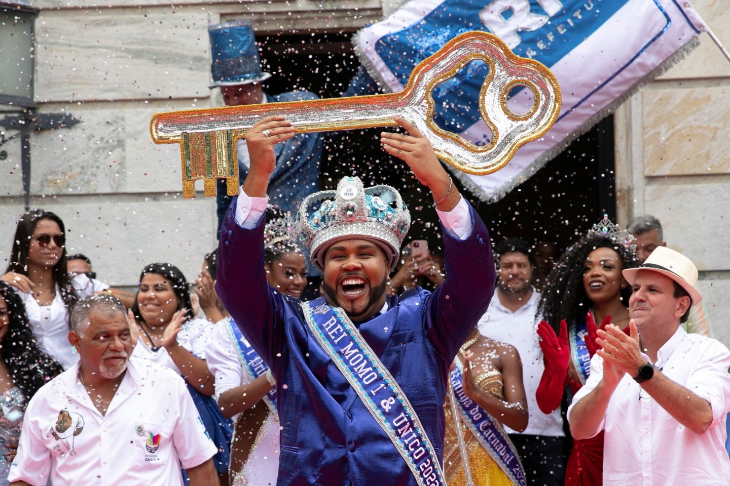 Karneval in Rio: «König Momo» Wilson Dias da Costa Neto hebt den Schlüssel der Stadt.