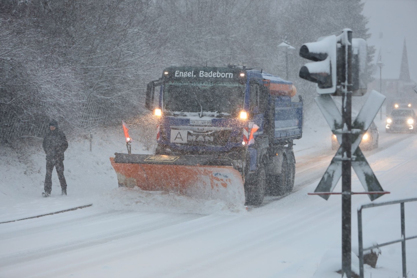 Ein Fahrzeug des Winterdienstes ist im Oberharz im Einsatz.
