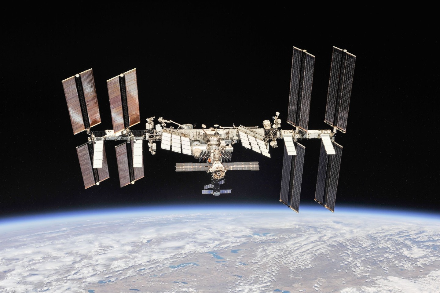 Die Internationale Raumstation auf ihrer Umlaufbahn um die Erde.