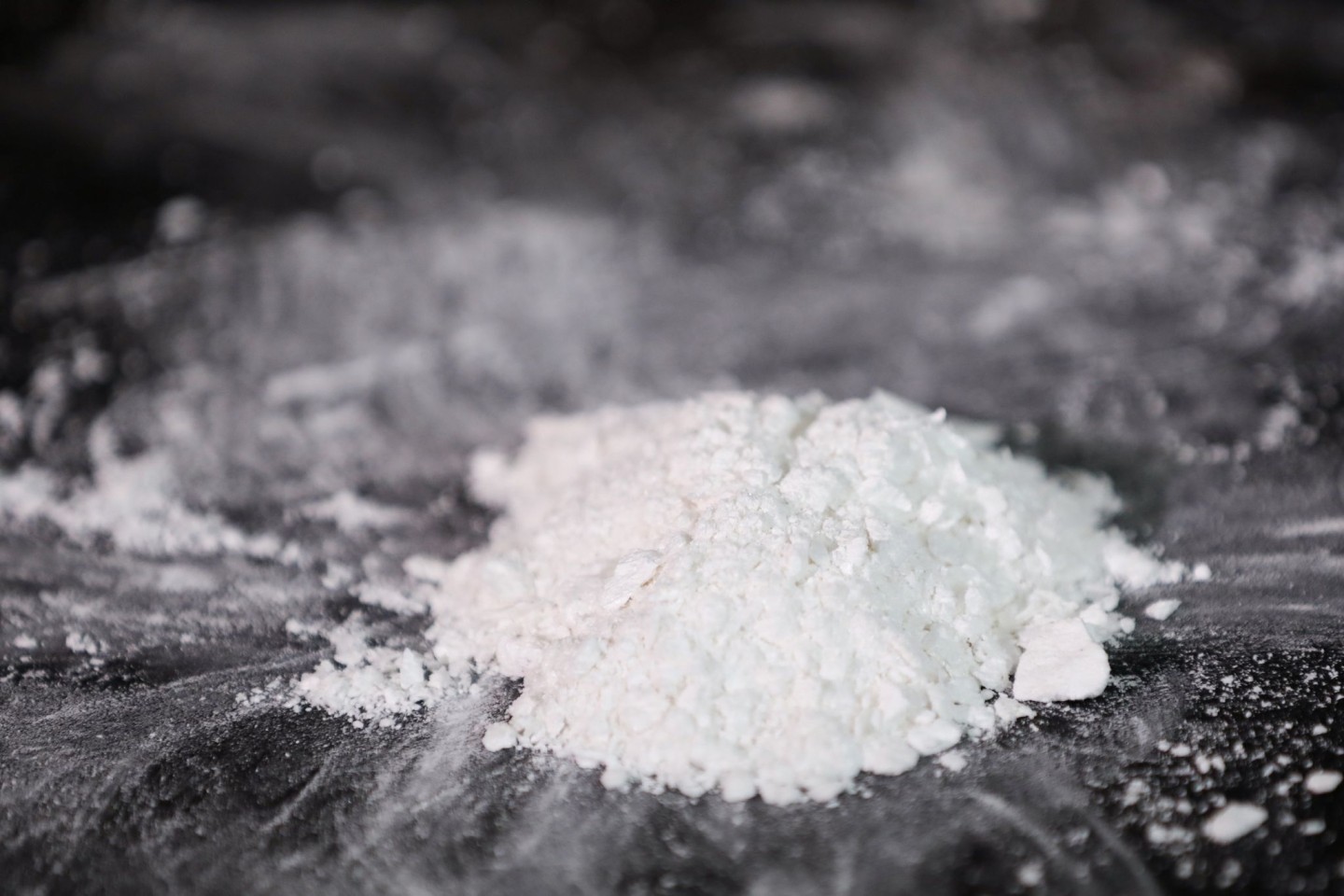 Ein Teil eines großen Kokainfunds wird bei einer Pressekonferenz der Hamburger Polizei gezeigt.