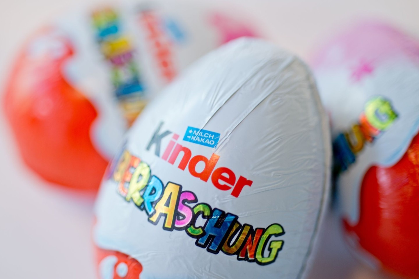 Knapp zwei Wochen vor Ostern ruft Ferrero in Deutschland einige Chargen verschiedener Kinder-Produkte zurück - darunter kinder Überraschung 3er Pack mit dem Mindesthaltbarkeitsdatum zwisch...