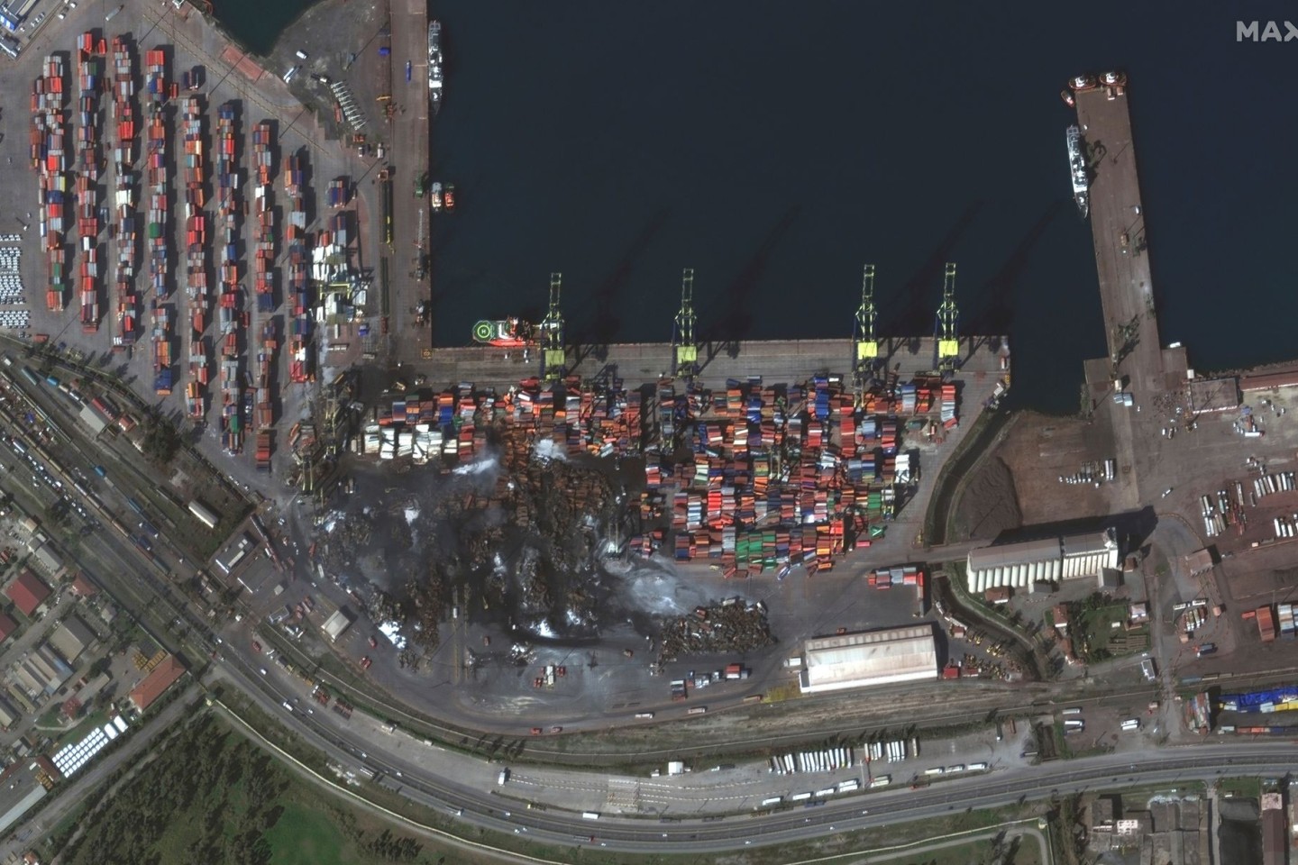 Das Satellitenbild zeigt beschädigte Container und Hafenanlagen im türkischen Iskenderun. In der gesamten Region gibt es erhebliche Schäden an kritischer Infrastruktur.