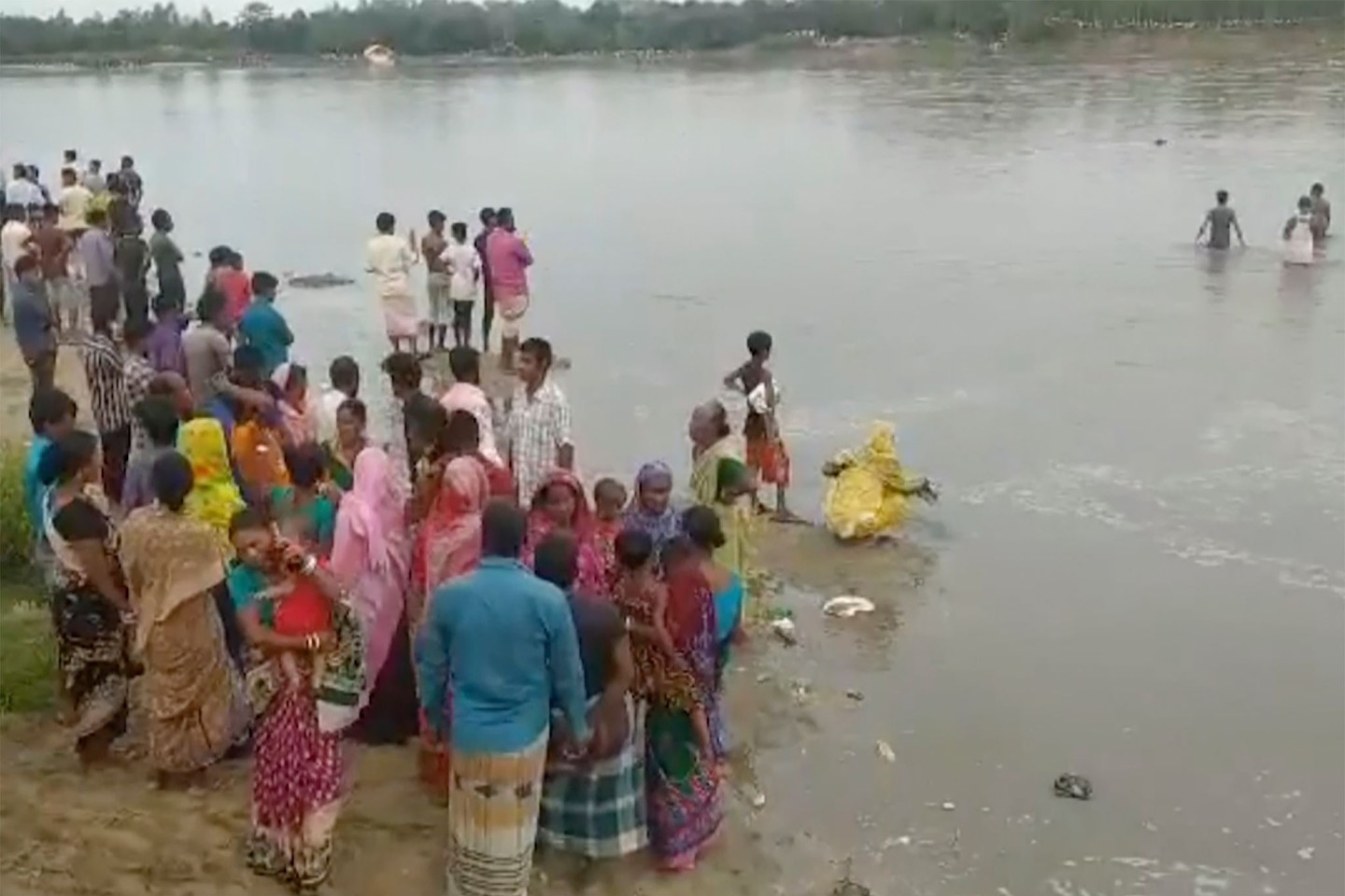 Auf diesem Videostandbild führen Menschen eine Suchaktion im Fluss Karatoa durch, wo ein Passagierschiff gekentert ist.