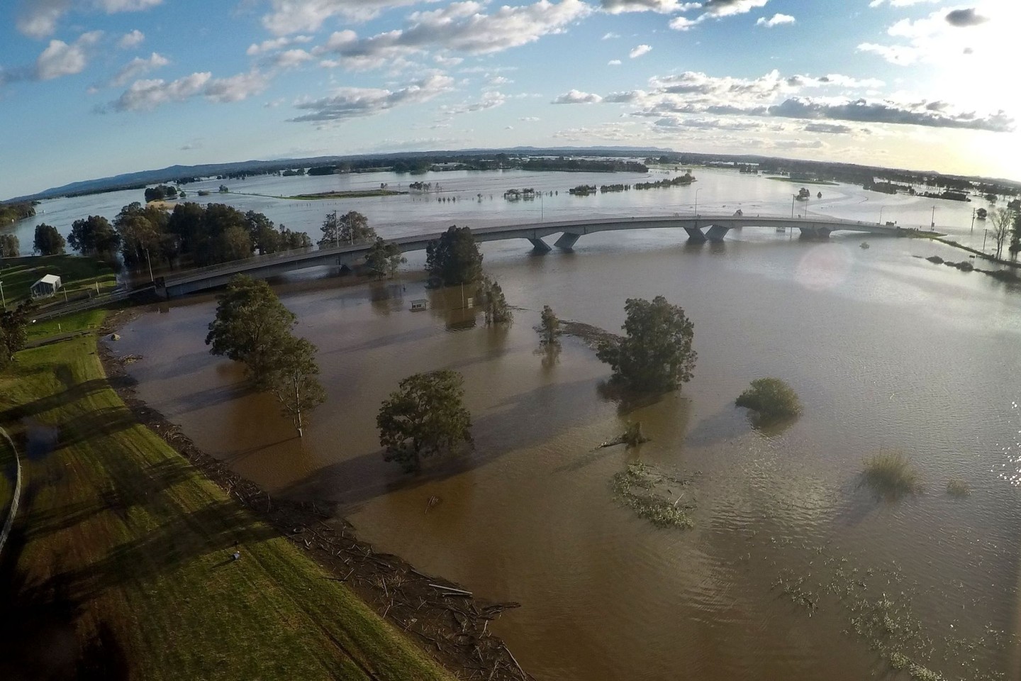 Hochwasser umgibt die Fitzgerald-Brücke zwischen Raymond Terrace und Maitland im Bundesstaat New South Wales.