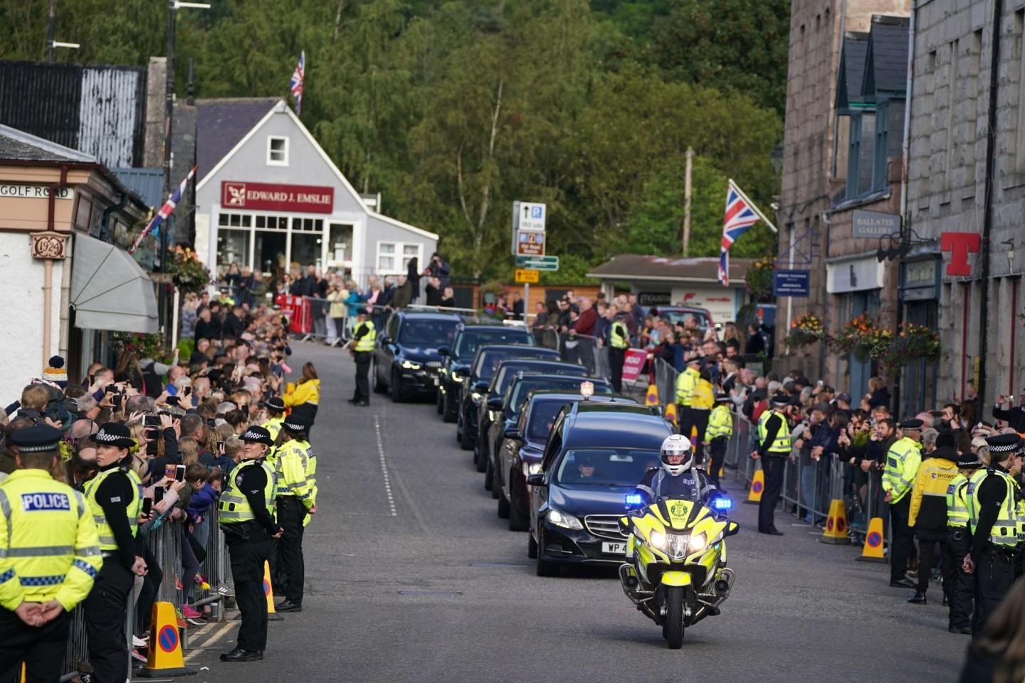 Der Leichenwagen mit dem Sarg von Königin Elizabeth II. fährt durch Ballater.