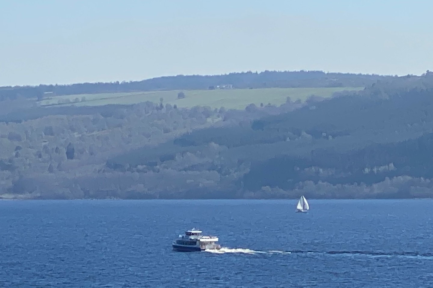 Ein Boot fährt über den Loch Ness.