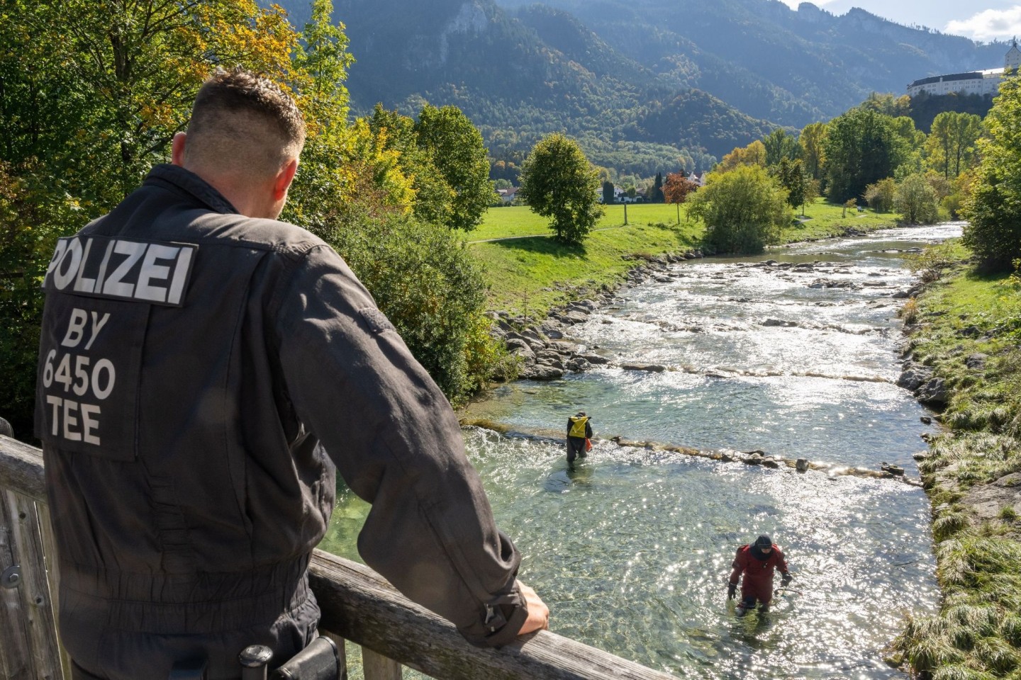 Nach dem Tod der Studentin suchen Polizeitaucher im Oktober 2022 in Aschau im Chiemgau das Flussbett der Prien nach Spuren ab.