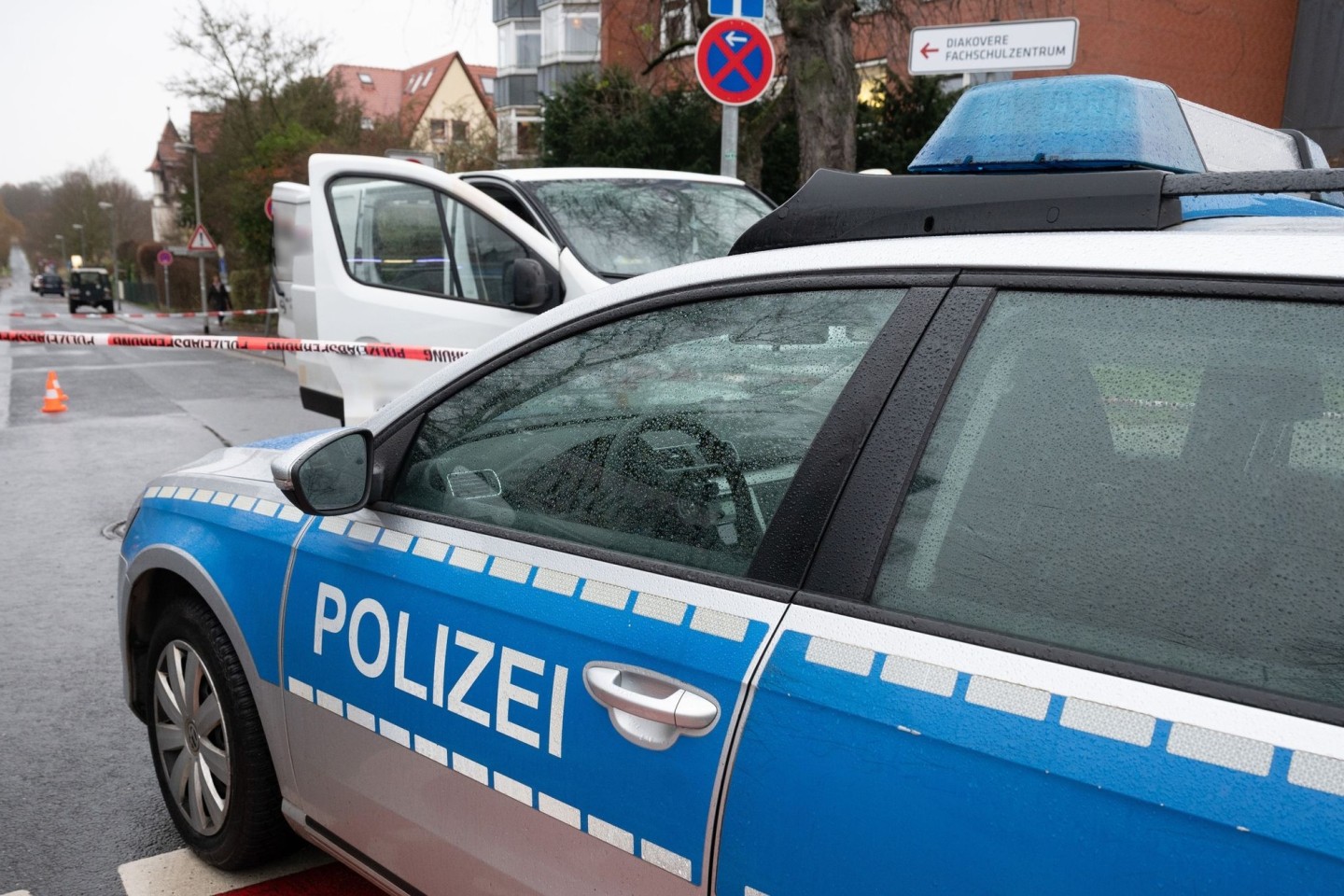 Bei der Kontrolle eines Kleintransporters (hinten) in Hannover haben Polizisten bei einer versuchten Fluchtaktion Schüsse abgefeuert.