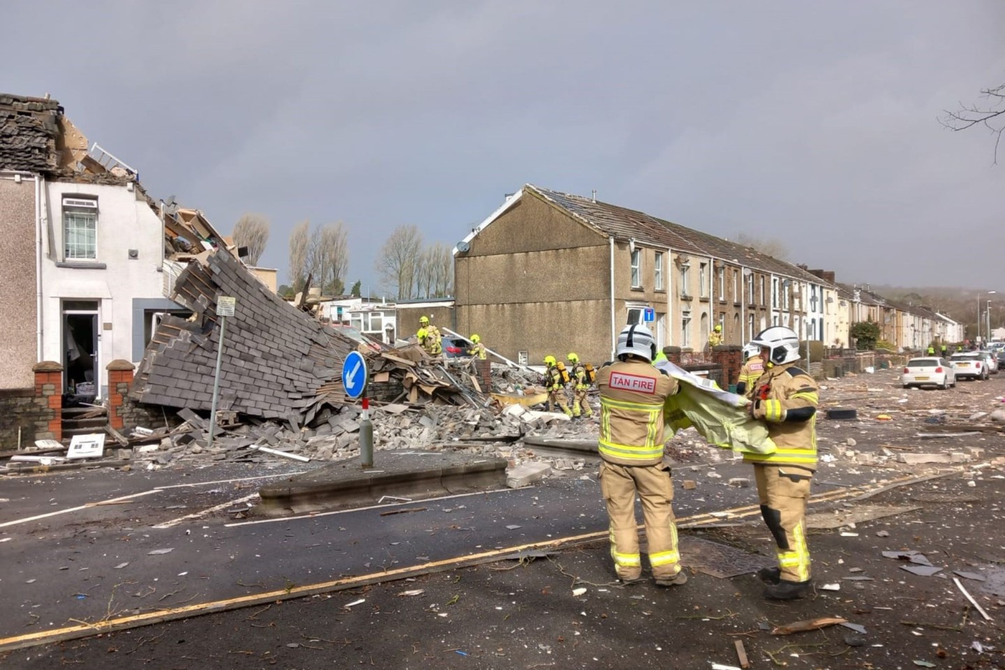 Zwei zerstörte Häuser nach der schweren Detonation in der walisischen Stadt Swansea.