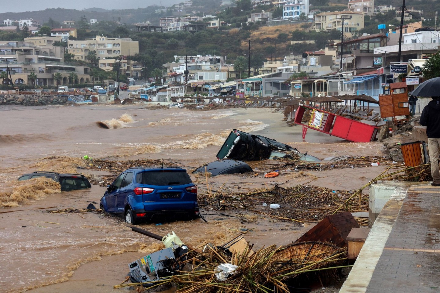 Zerstörte Autos, die von den Wassermassen an den Strand getragen wurden, in Heraklion auf Kreta.