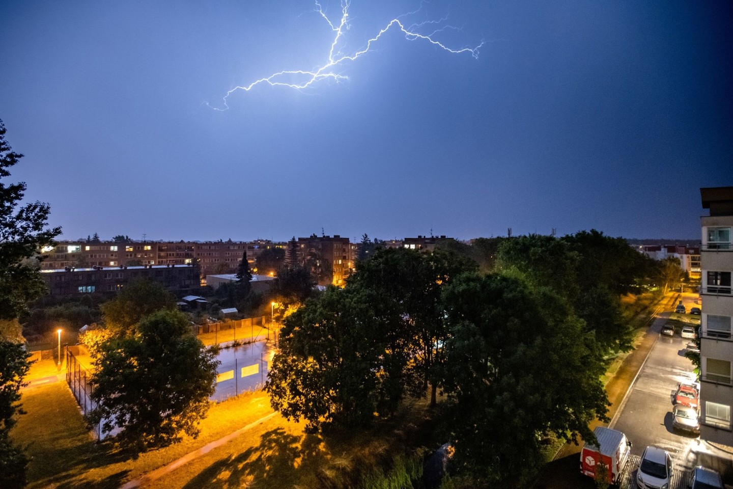 Ein Blitz erhellt den Nachthimmel während eines Unwetters: Starke Regenfälle und Gewitter haben in Tschechien zu Unfällen und Überschwemmungen geführt.