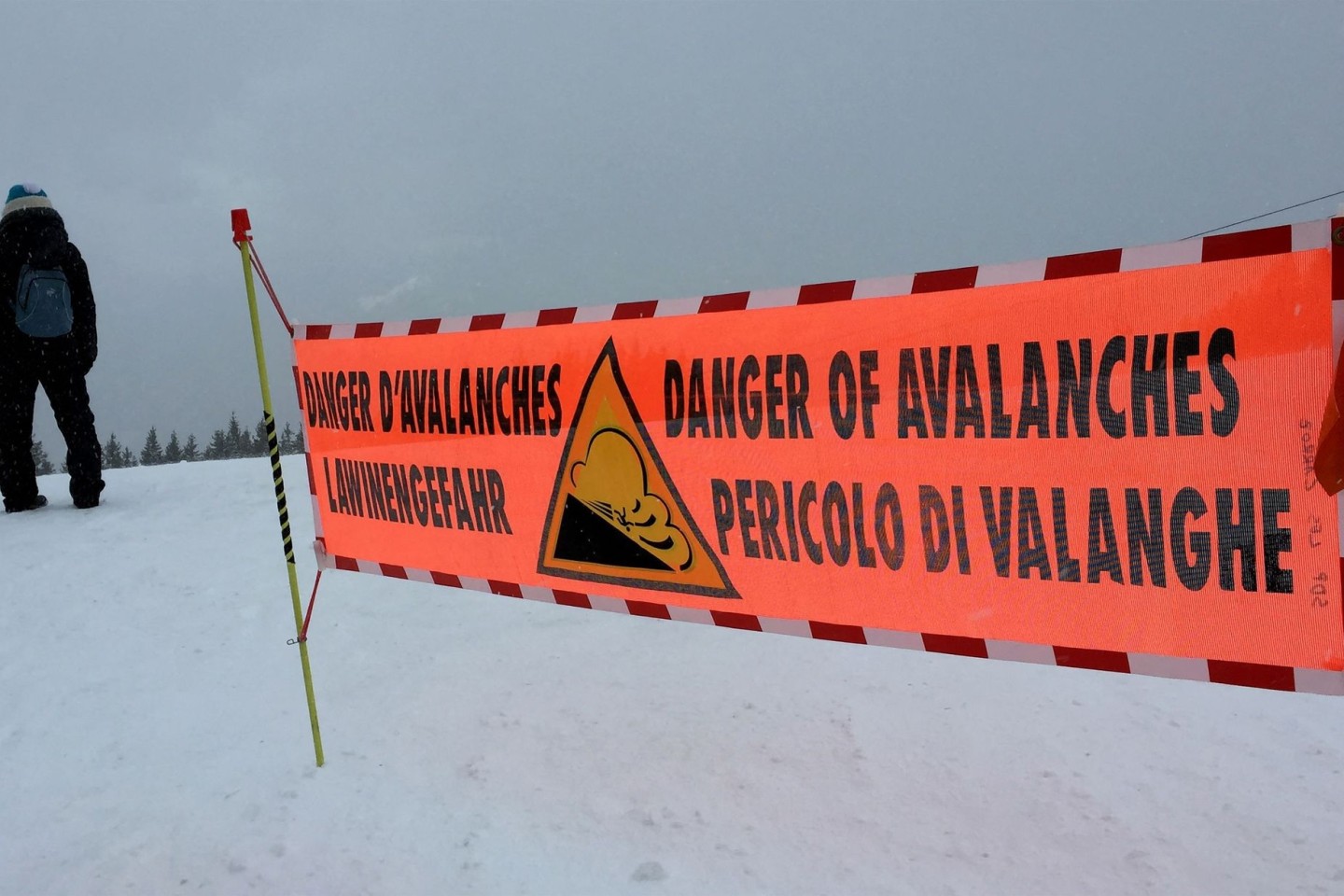 Ein Banner weist auf hohe Lawinengefahr in den Alpen hin.