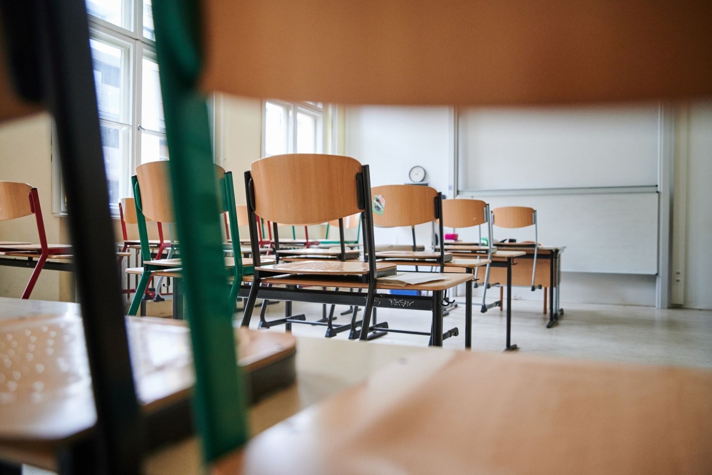 Nachdem ein Sechstklässler in einer Schule in Russland Schüsse in die Luft gefeuert hat, wurde der Unterricht für Montag dort abgesagt.