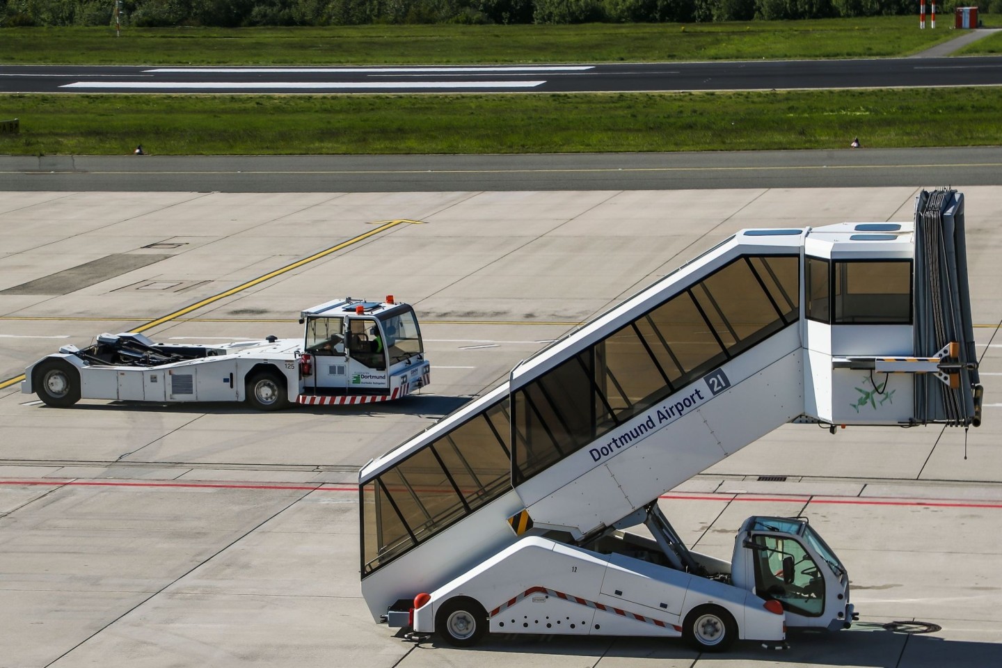 Am Flughafen Dortmund ist ein international gesuchter Mann gefasst worden, der einen anderen erstochen haben soll (Symbolbild).