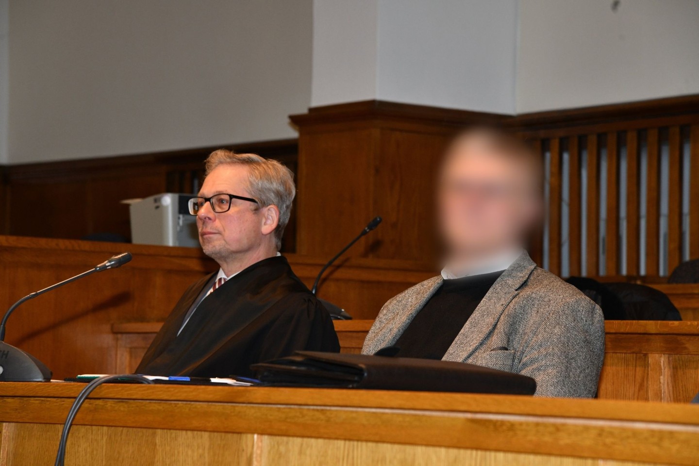 Der Angeklagte (r) neben seinem Anwalt im Landgericht Saarbrücken. Er muss sich wegen des Verdachts der sexuellen Nötigung verantworten.