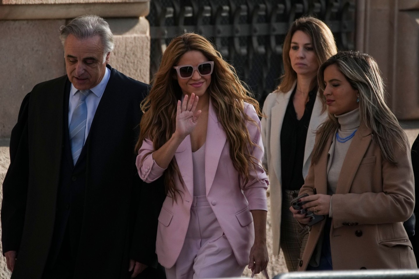 Die Sängerin Shakira (M) kommt am Gericht in Barcelona an. Die 46-Jährige bekam eine dreijährige Haftstrafe aufgebrummt, die sie aber als nicht vorbestrafte Person nicht antreten muss.