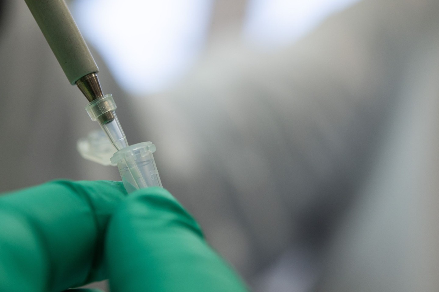 Ein Forscher bereitet im Landesgesundheitsamt Baden-Württemberg einen PCR-Test für die Analyse auf Mutationen des Coronavirus vor.