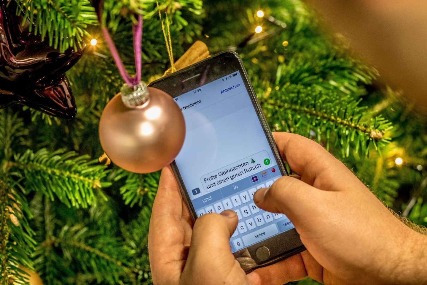 Einer Umfrage zufolge gilt in 26 Prozent aller Haushalte ein Smartphone-Verbot an Heiligabend.