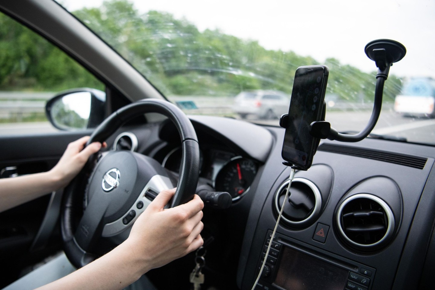 Smartphones und Displays im Auto lenken Fahrer laut einer Studie gefährlich oft von der Straße ab.