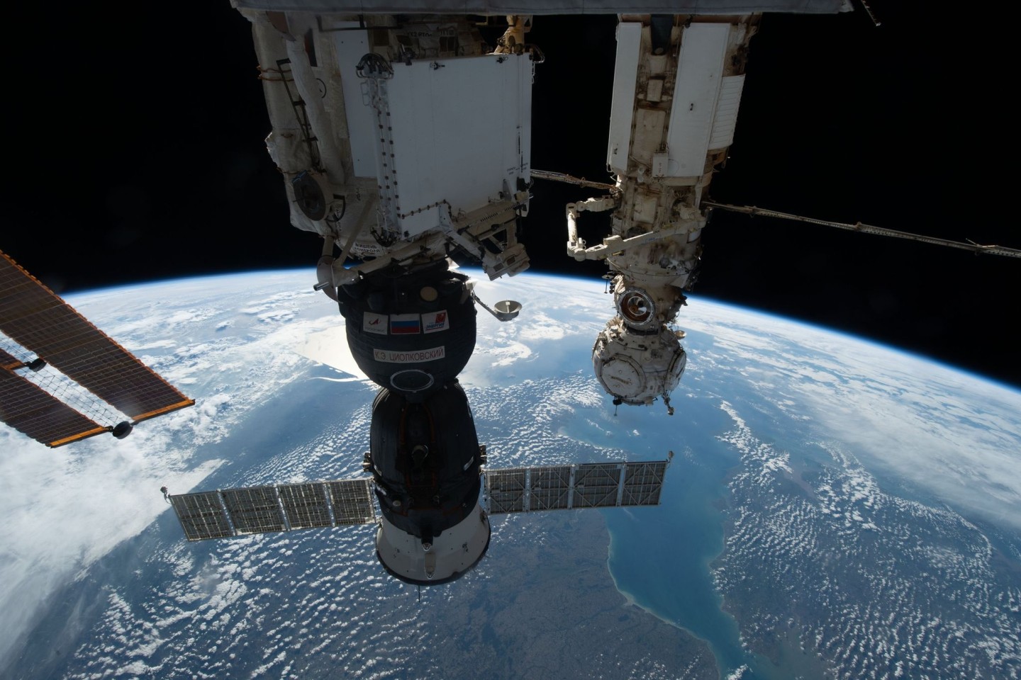Die Sojus MS-22 ist im Vordergrund zu sehen, während die Internationale Raumstation ISS gerade in 264 Meilen Höhe Europa überfliegt.